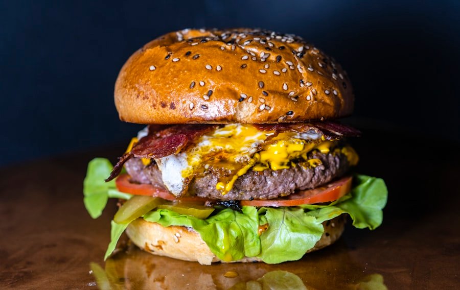 Papas fritas con salsa especial y condimentos sobre papel estilo street food